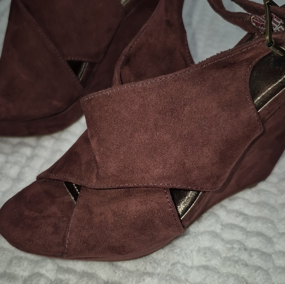 Elegant Brown Women's Heels - Picture 4 of 8